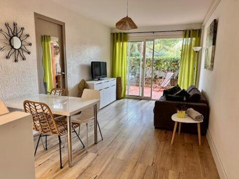 Appartement Avec Jardin Кассі Екстер'єр фото
